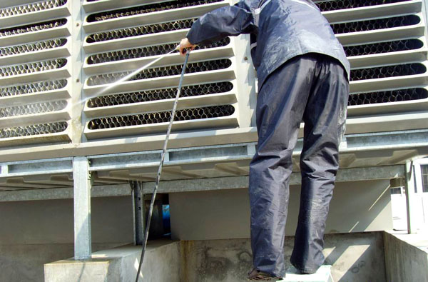 工人对中央空调循环水进行处理